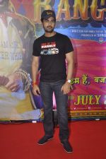 Arjan Bajwa at Guddu Rangeela premiere in Mumbai on 2nd July 2015